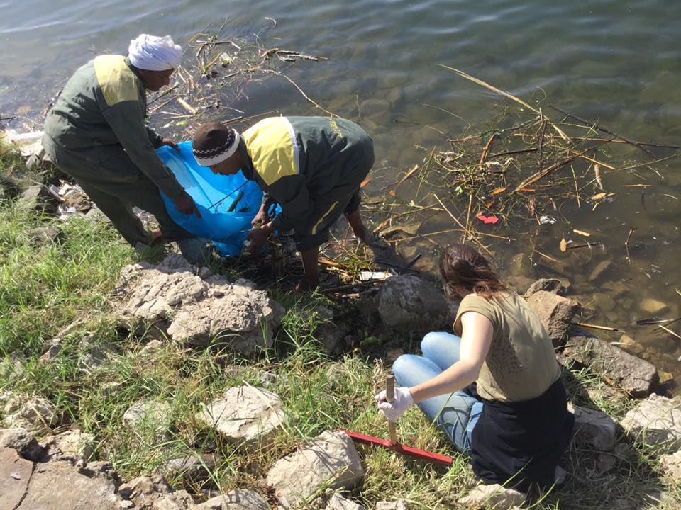 جانب من أعمال مبادرة تنظيف نهر النيل من المخلفات
