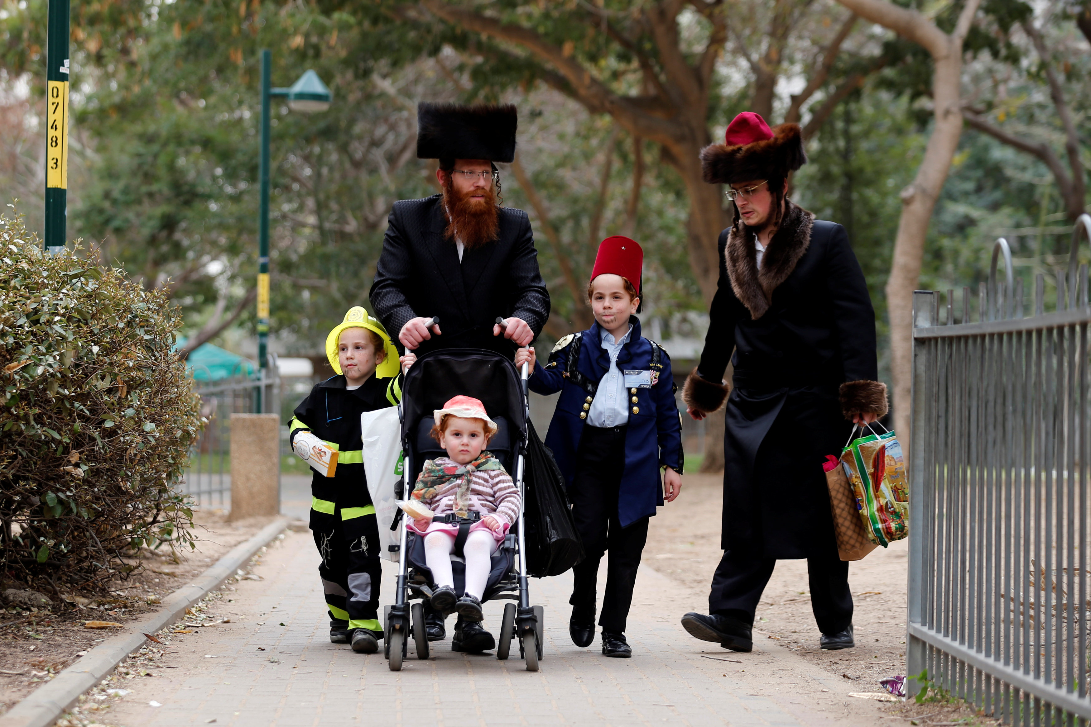 أسرة يهودية تحتفل بعيد المساخر