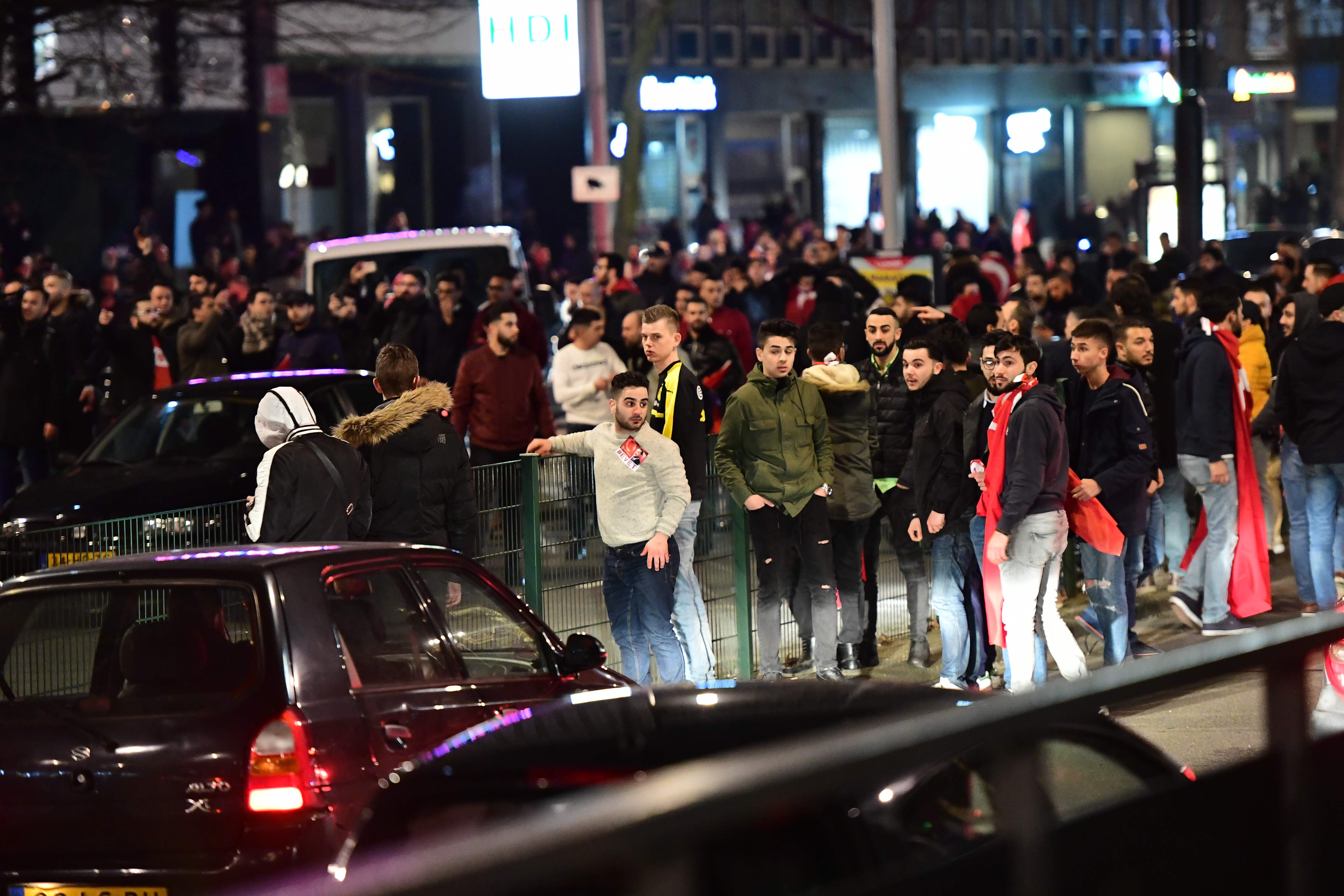 أنصار أردوغان يهربون أمام الشرطة الهولندية