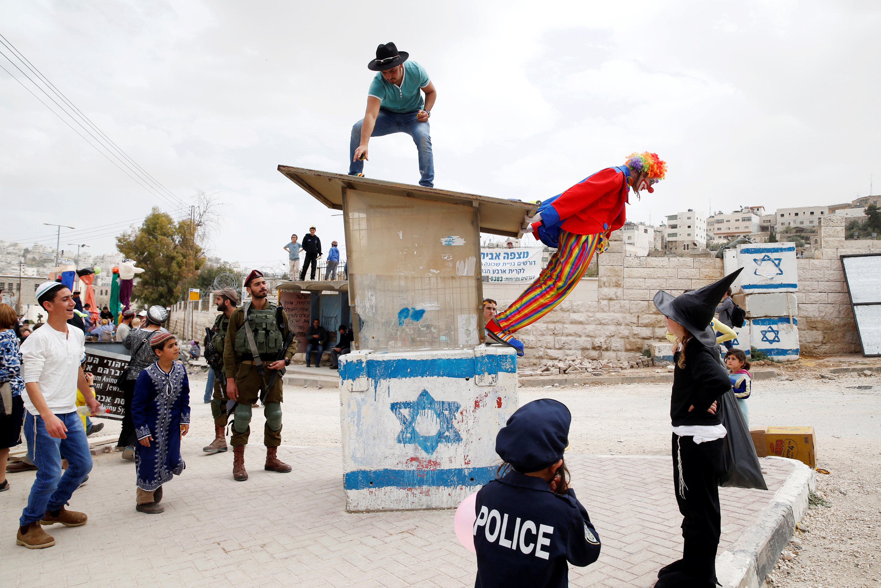 حركات بهلوانية فى احتفالات عيد المساخر باسرائيل