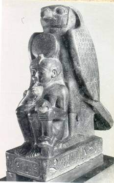 4- تمثال لرمسيس الثاني وهو طفل