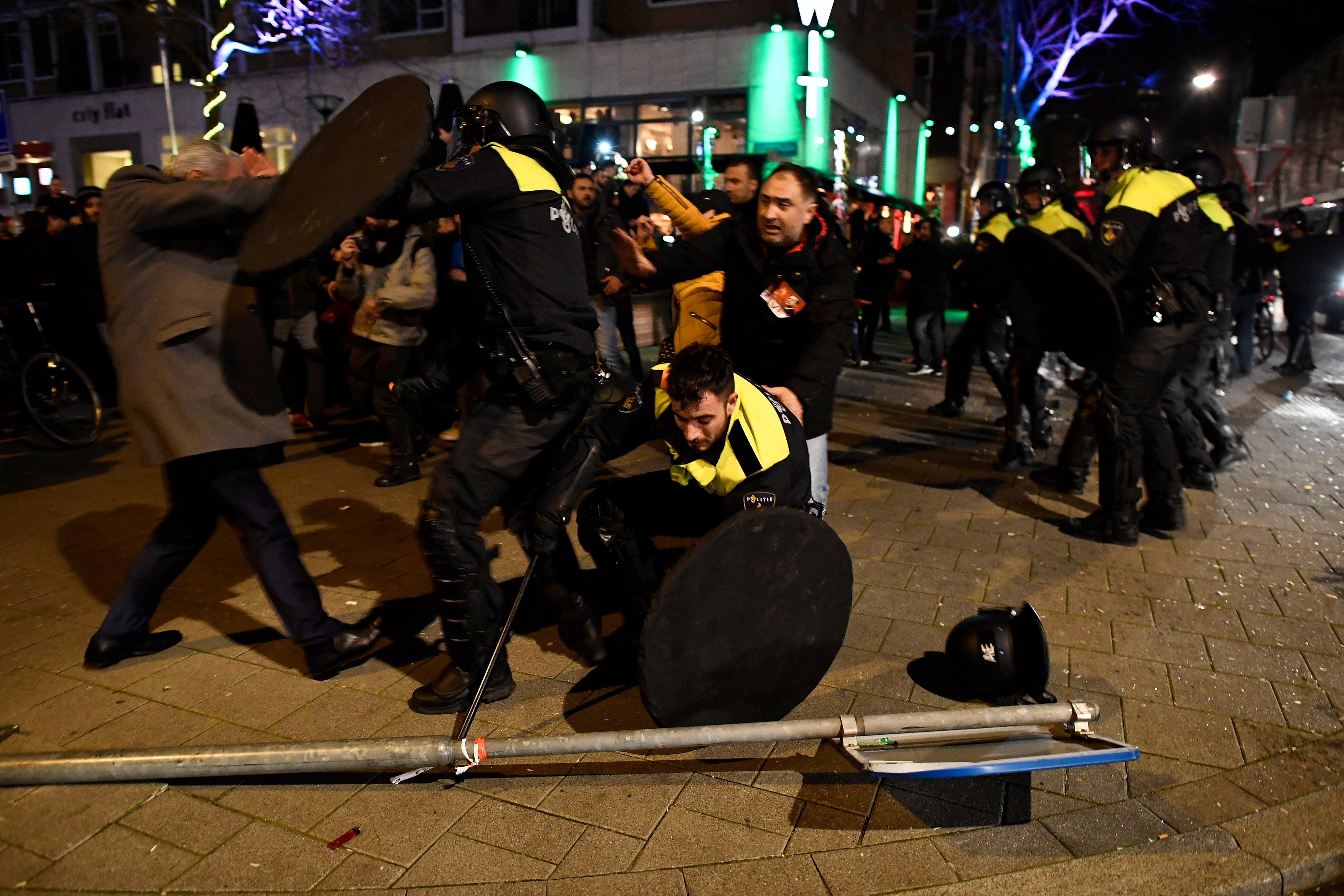 جانب من الاشتباكات بين الشرطة ومؤيدى أردوغان فى هولندا
