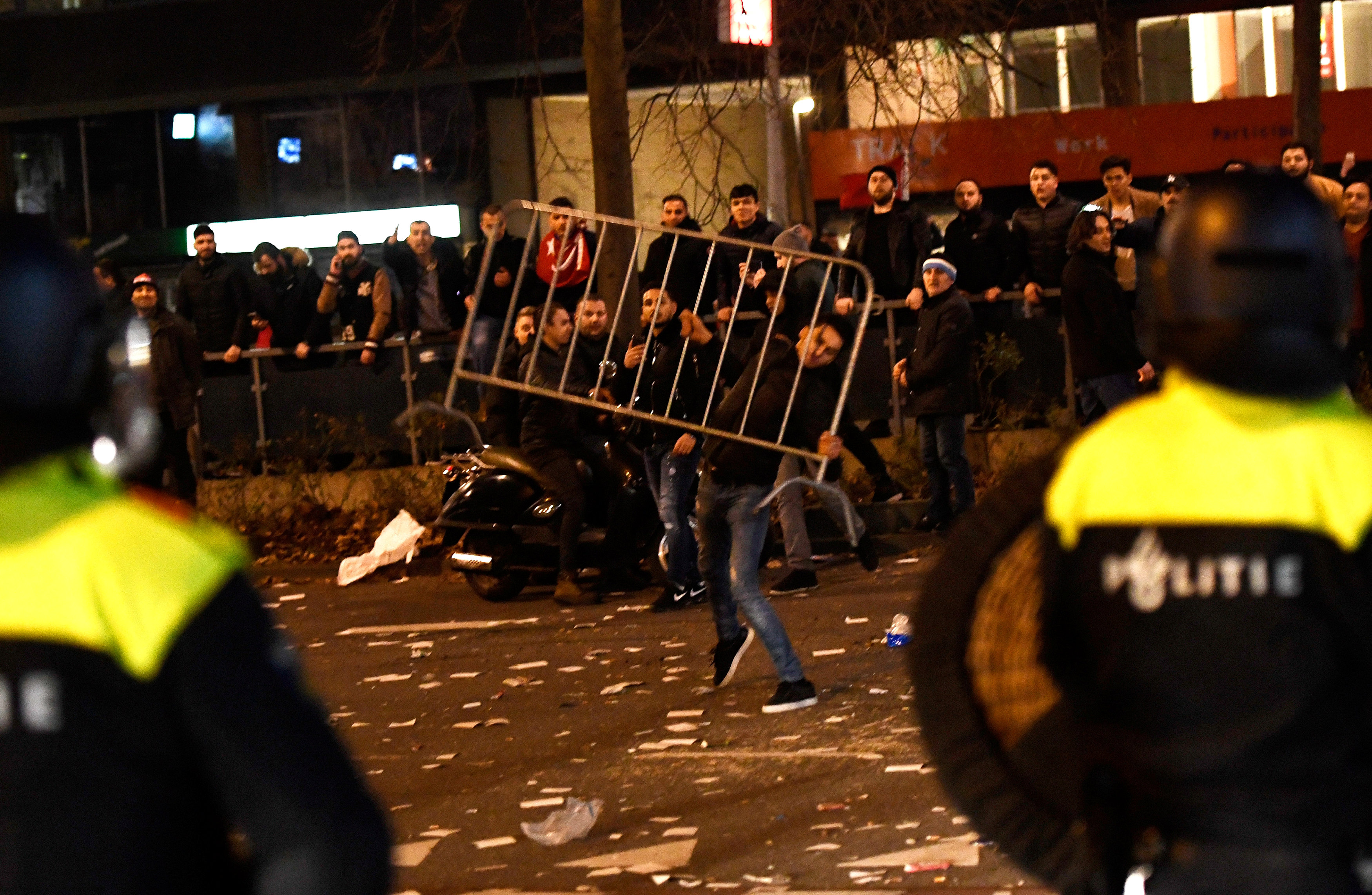 جانب من أعمال العنف بين الشرطة وأنصار أردوغان فى هولندا