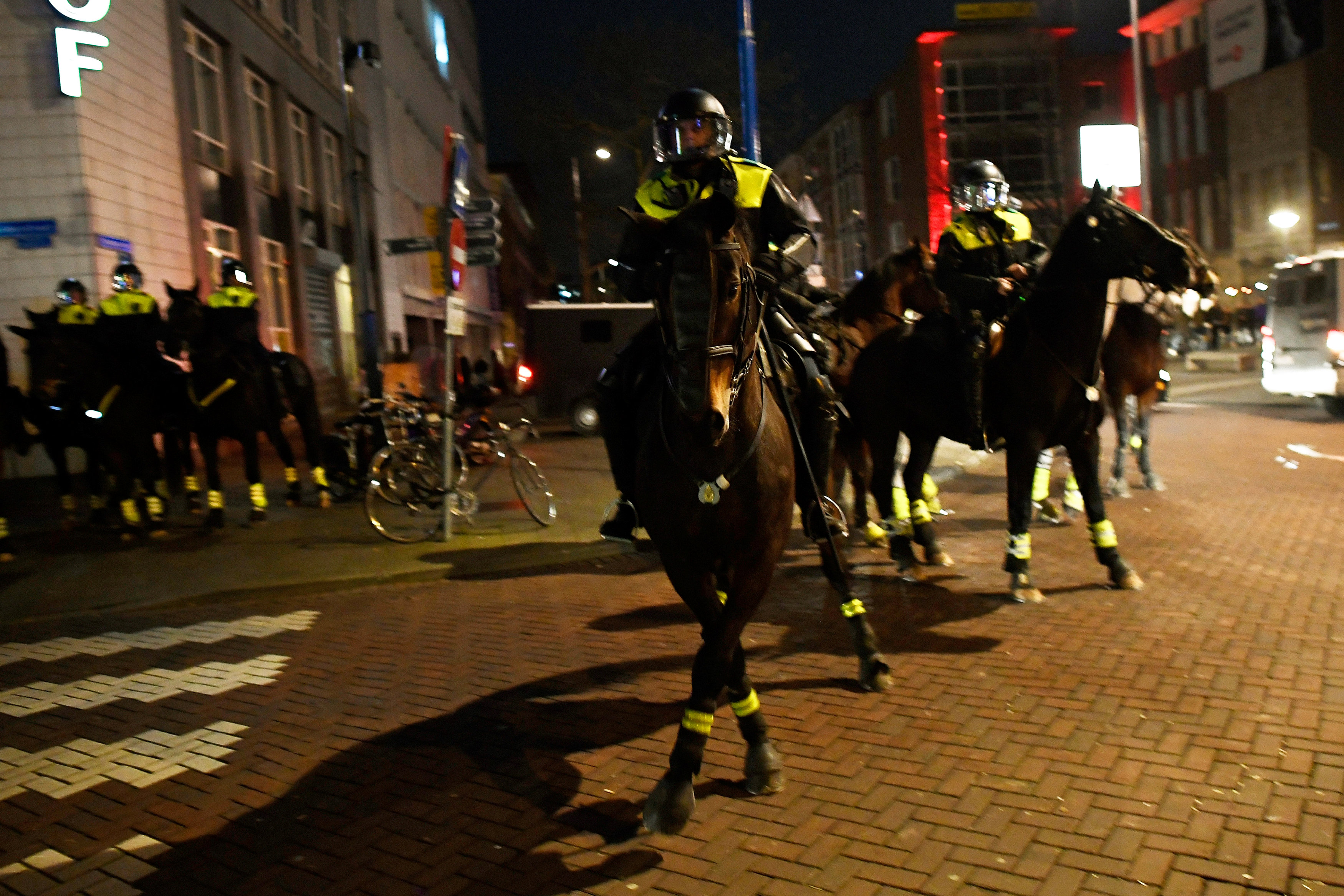 الشرطة الهولندية تطارد المحتجين