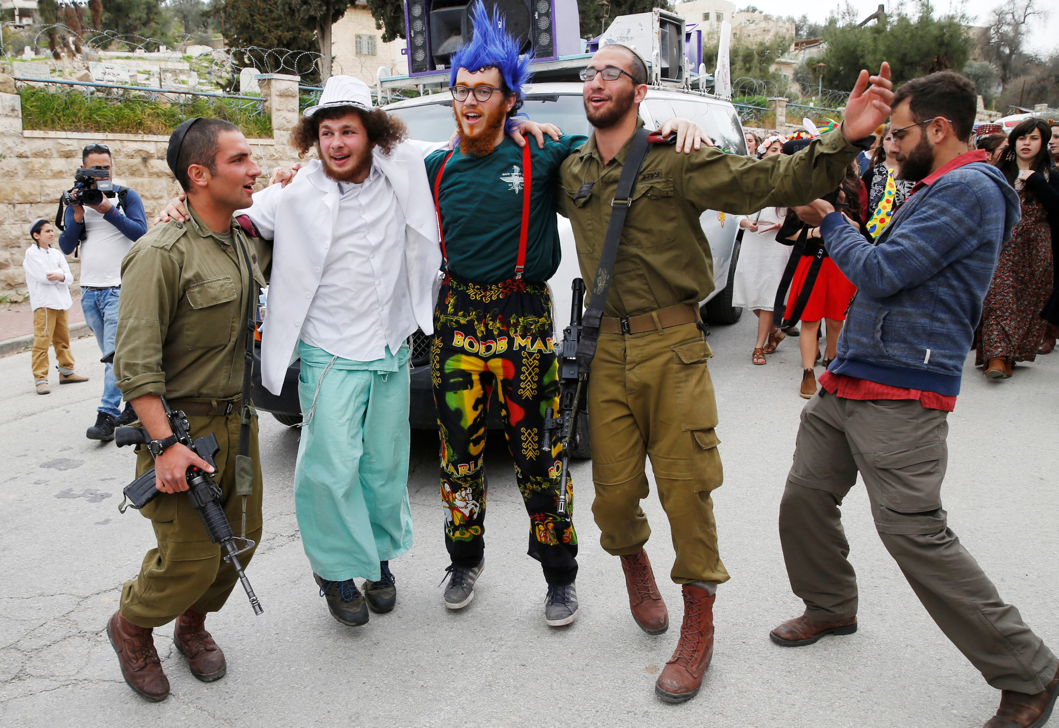 جنود ومواطنون اسرائيليون يحتفلون بعيد المساخر