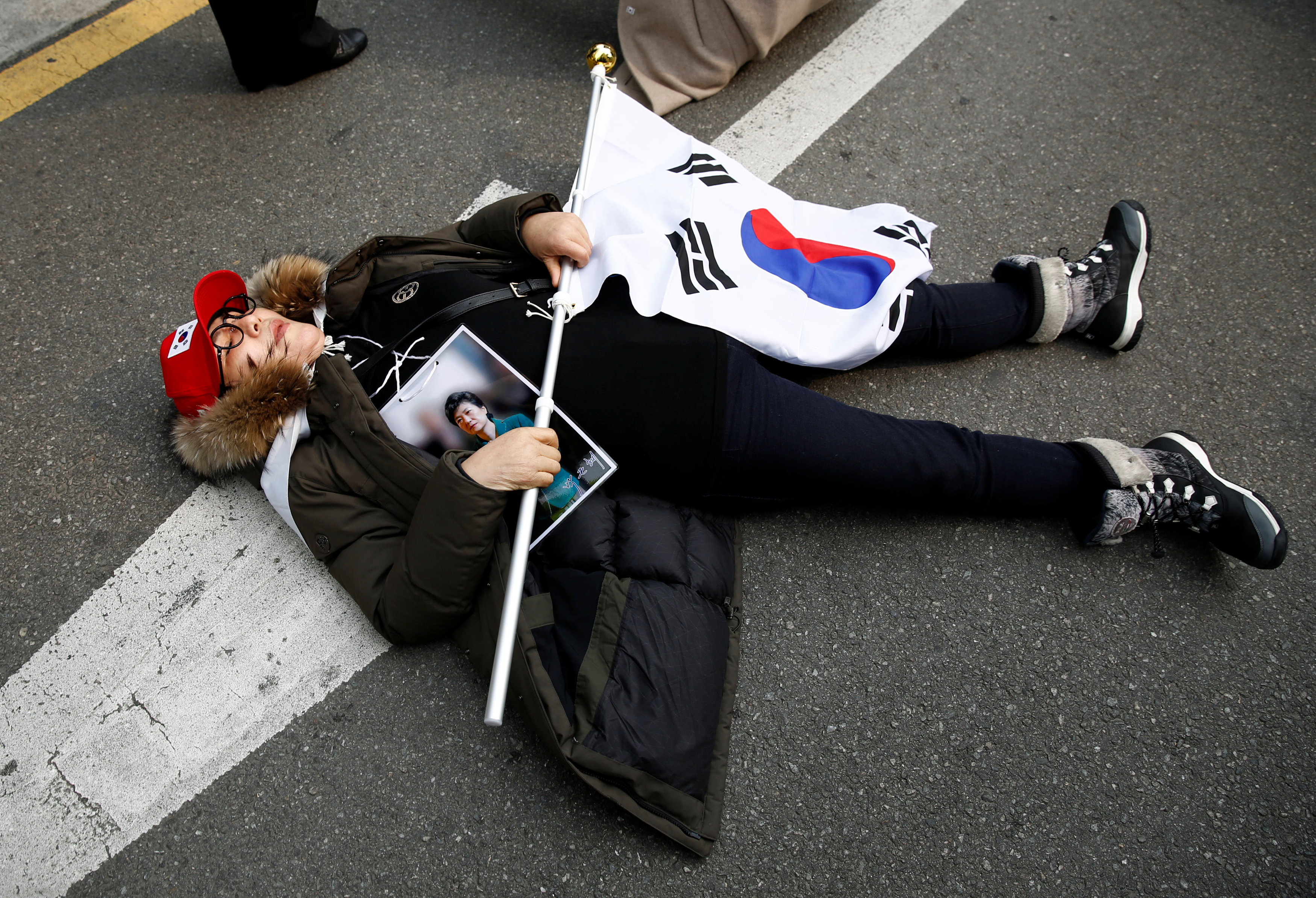 مظاهرات مؤيدة لرئيسة كوريا الجنوبية المعزولة أمام منزلها