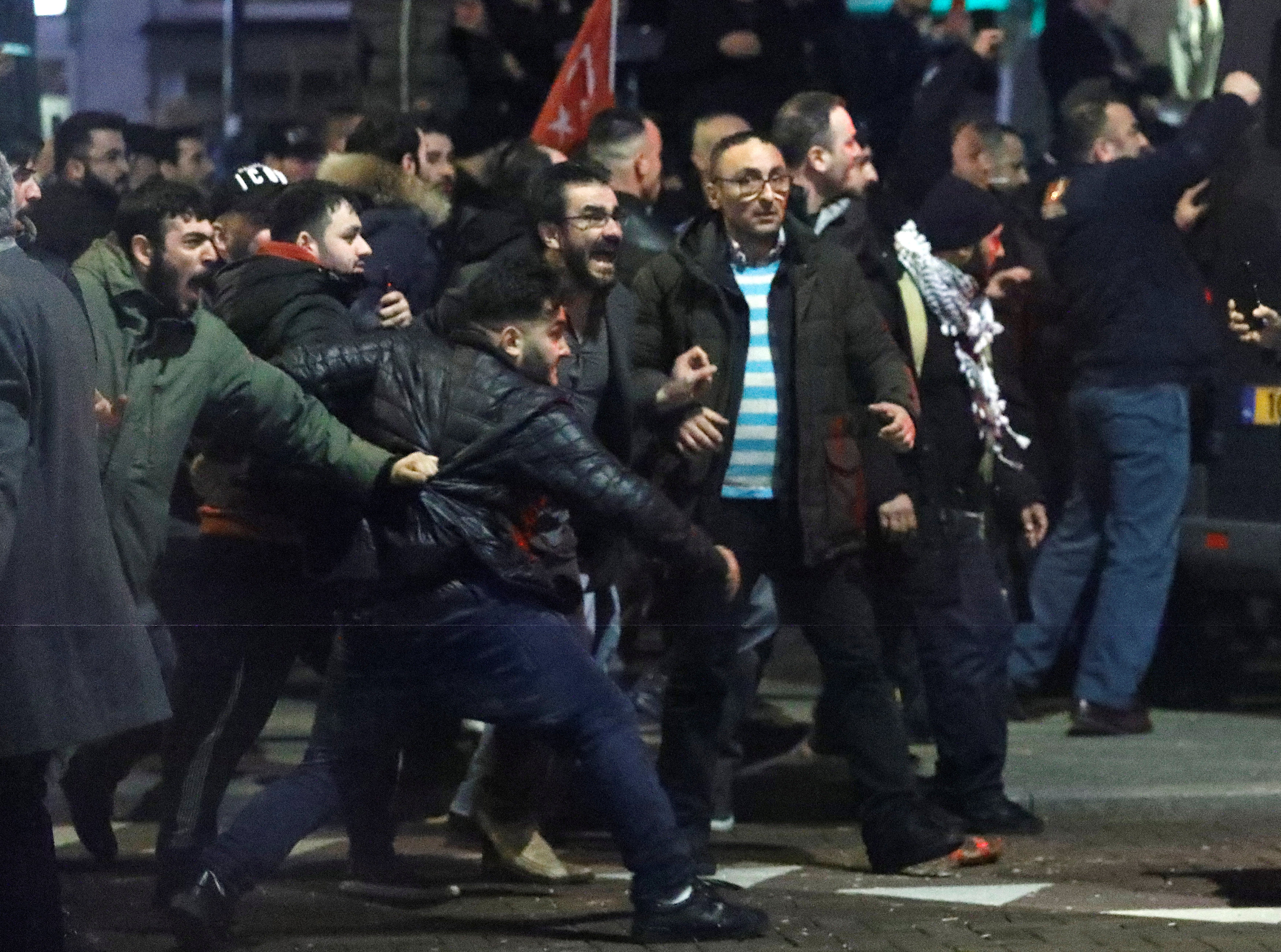 أنصار أردوغان يحتشدون فى مواجهة قوات الأمن الهولندية