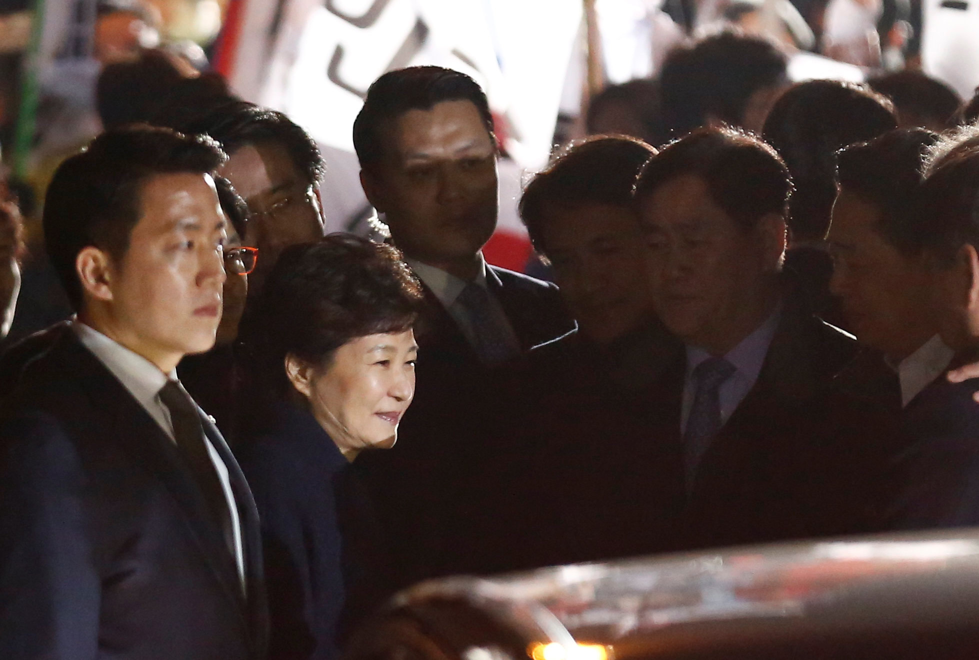 رئيسة كوريا الجنوبية المعزولة تغادر البيت الأزرق