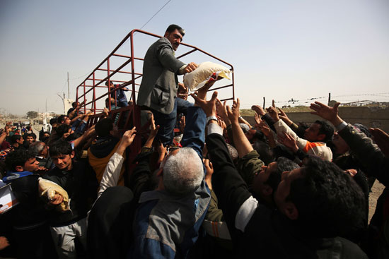 3-لحظة استقبال النازحين من مدينة الموصل العراقية