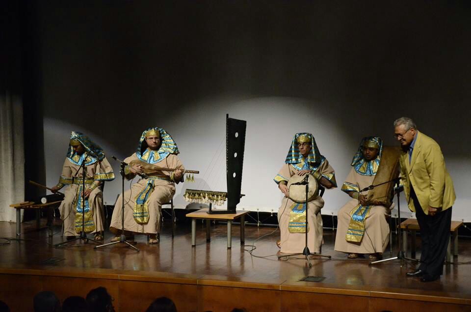 الدكتور خيرى الملط مع الفرقة الموسيقية الفرعونية