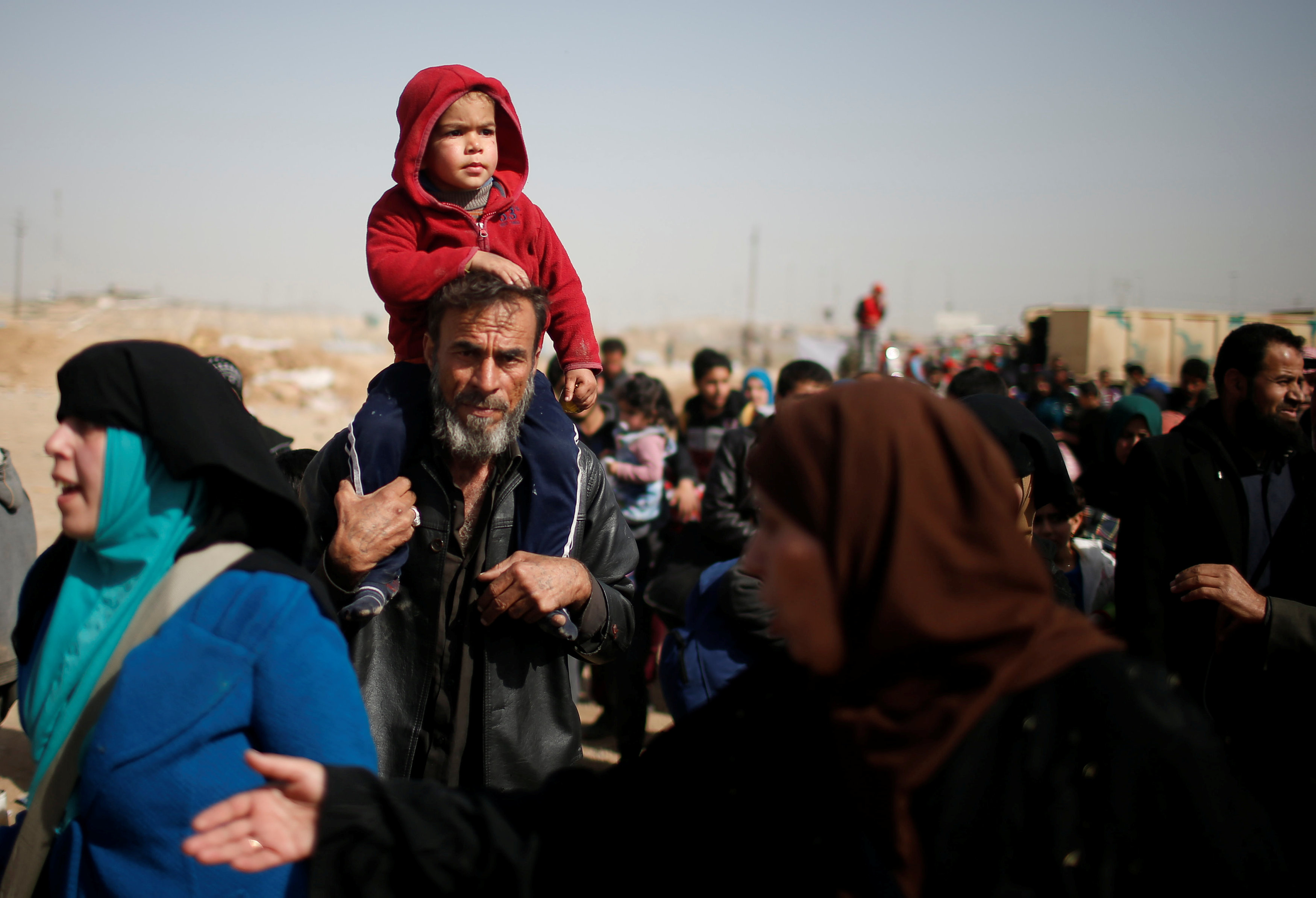 الاف النازحين العراقيين يهربون من داعش فى الموصل