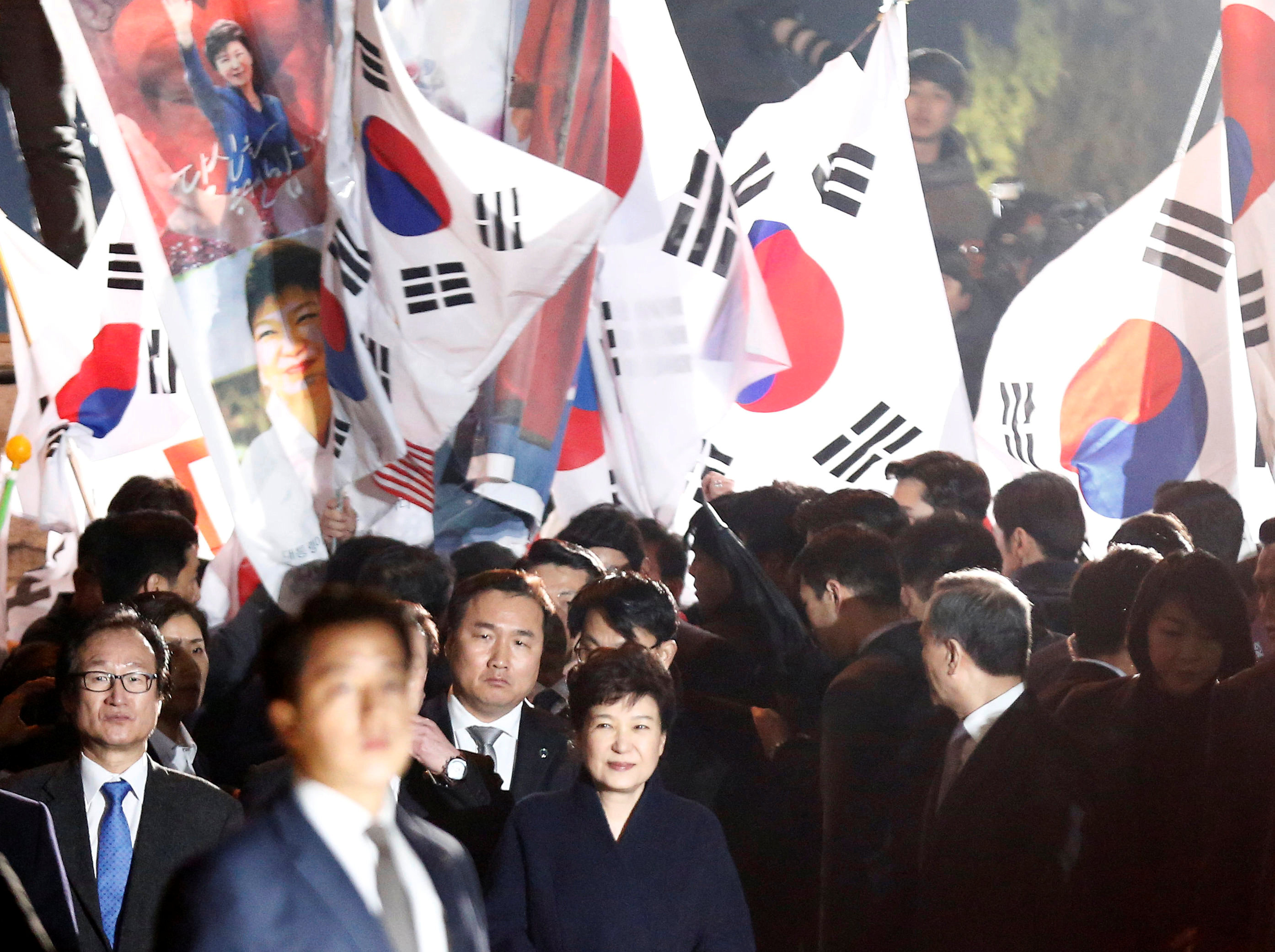 متظاهرون مؤيدون لرئيسة كوريا الجنوبية المعزولة يستقبلونها أمام منزلها