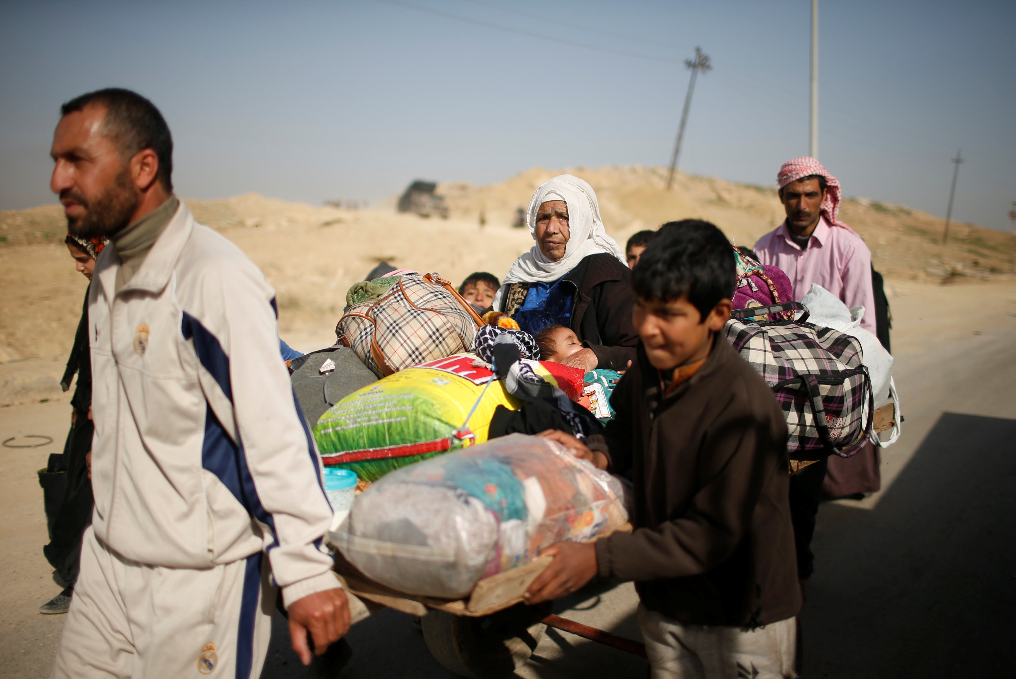 النازحين العراقيين يحملون امتعتهم للتوجه لمعسكرات الجيش
