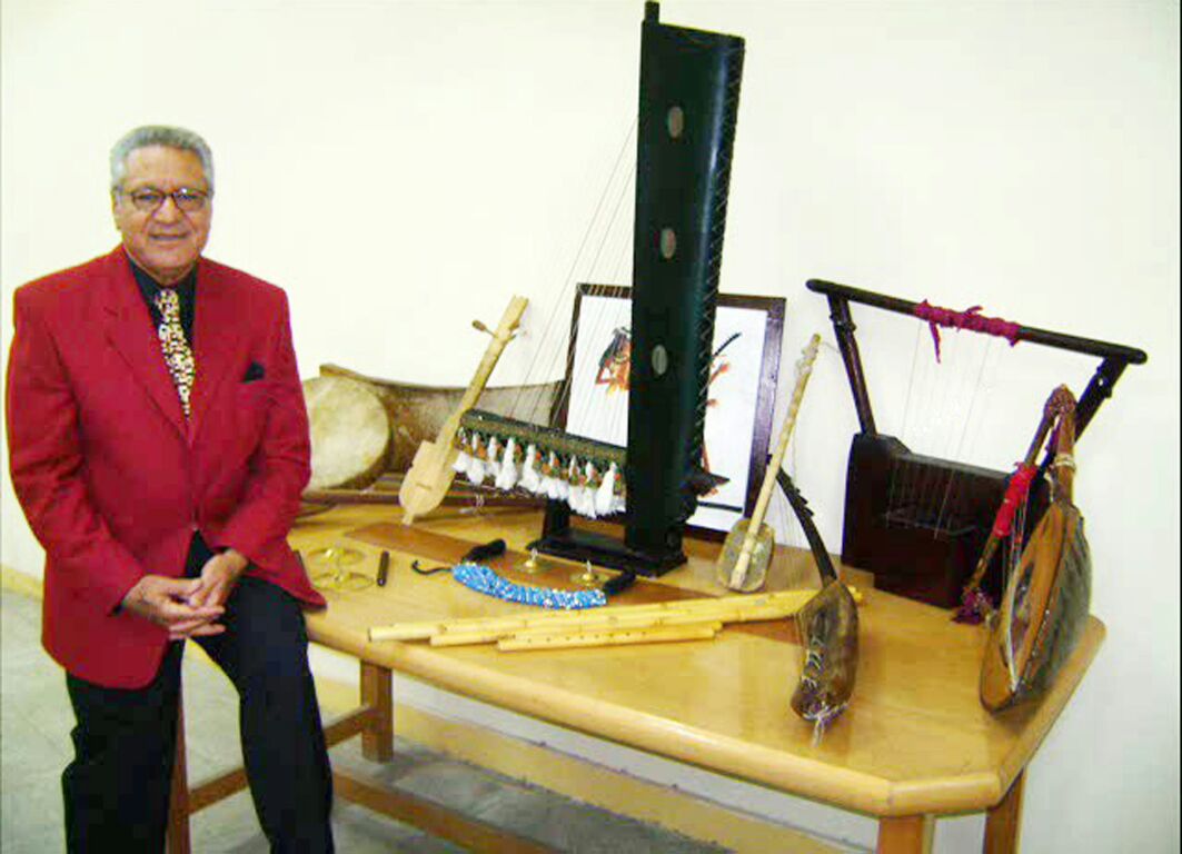 الدكتور خيري الملط مع عدد من الآلات الموسيقية الفرعونية المستنسخة