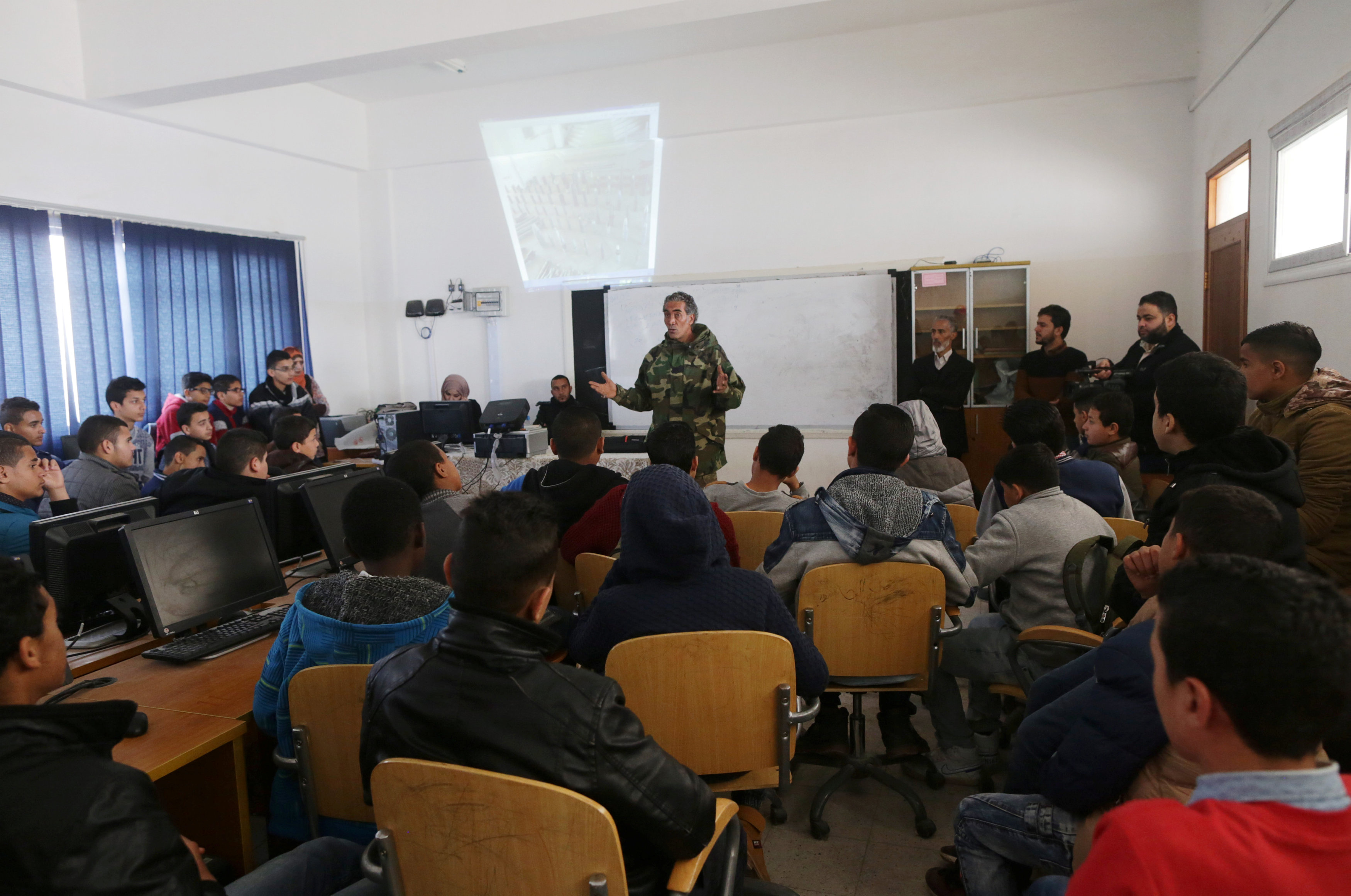 الجيش الليبى ينظم محاضرات توعية للتلاميذ بمخاطر الألغام