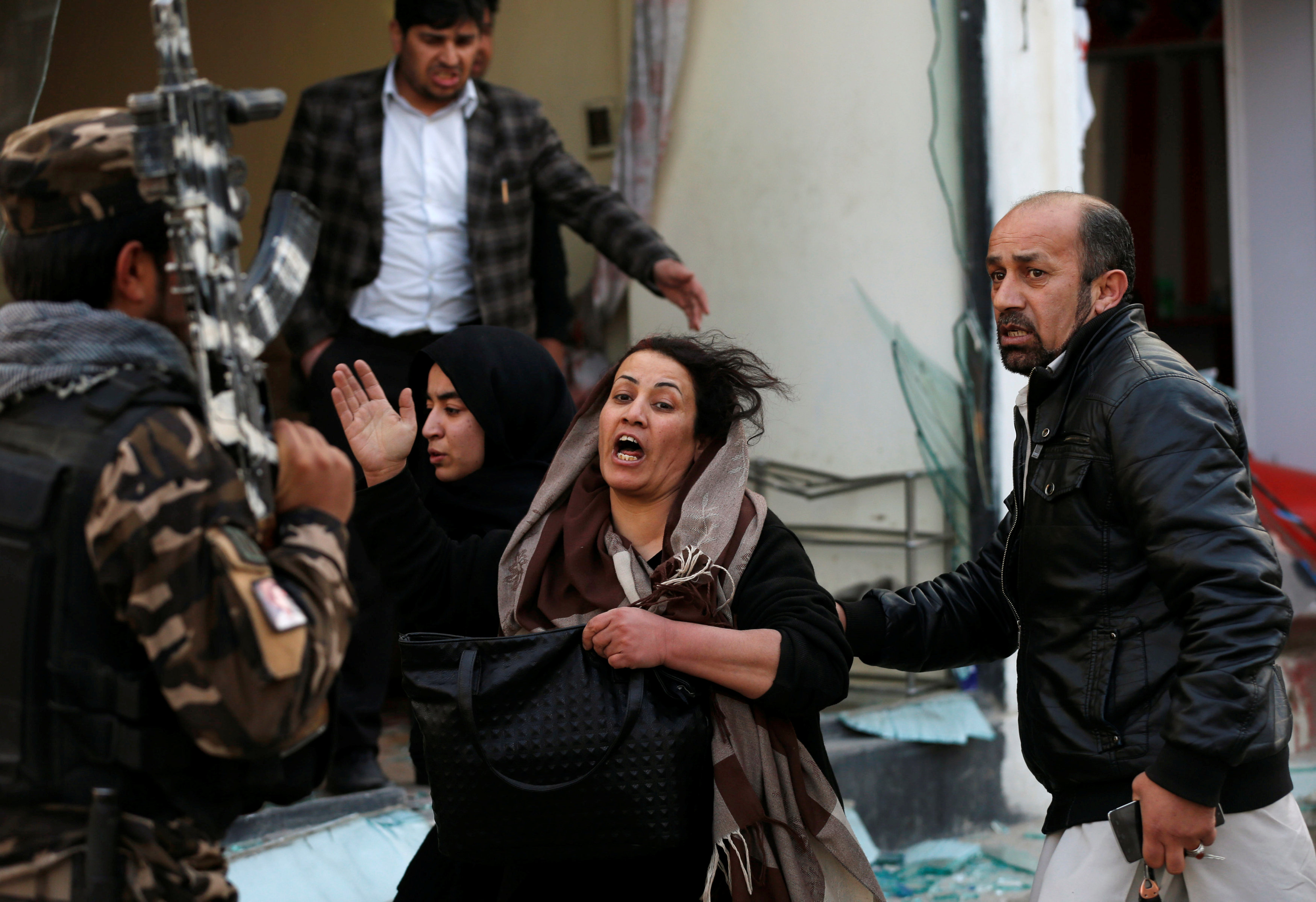 سيدة تصرخ عقب التفجير الإرهابى فى كابول