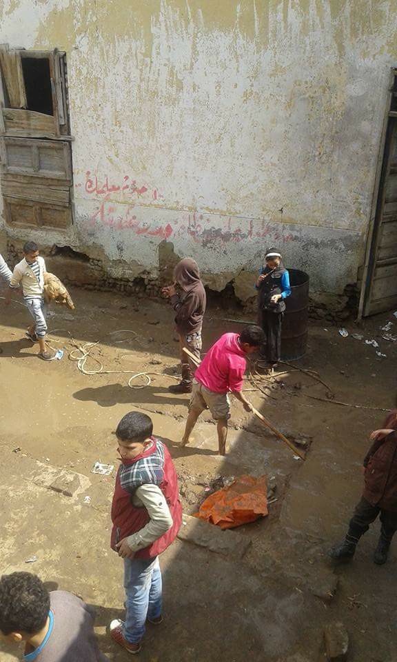 الطلاب ينزحون مياه الصرف الصحى