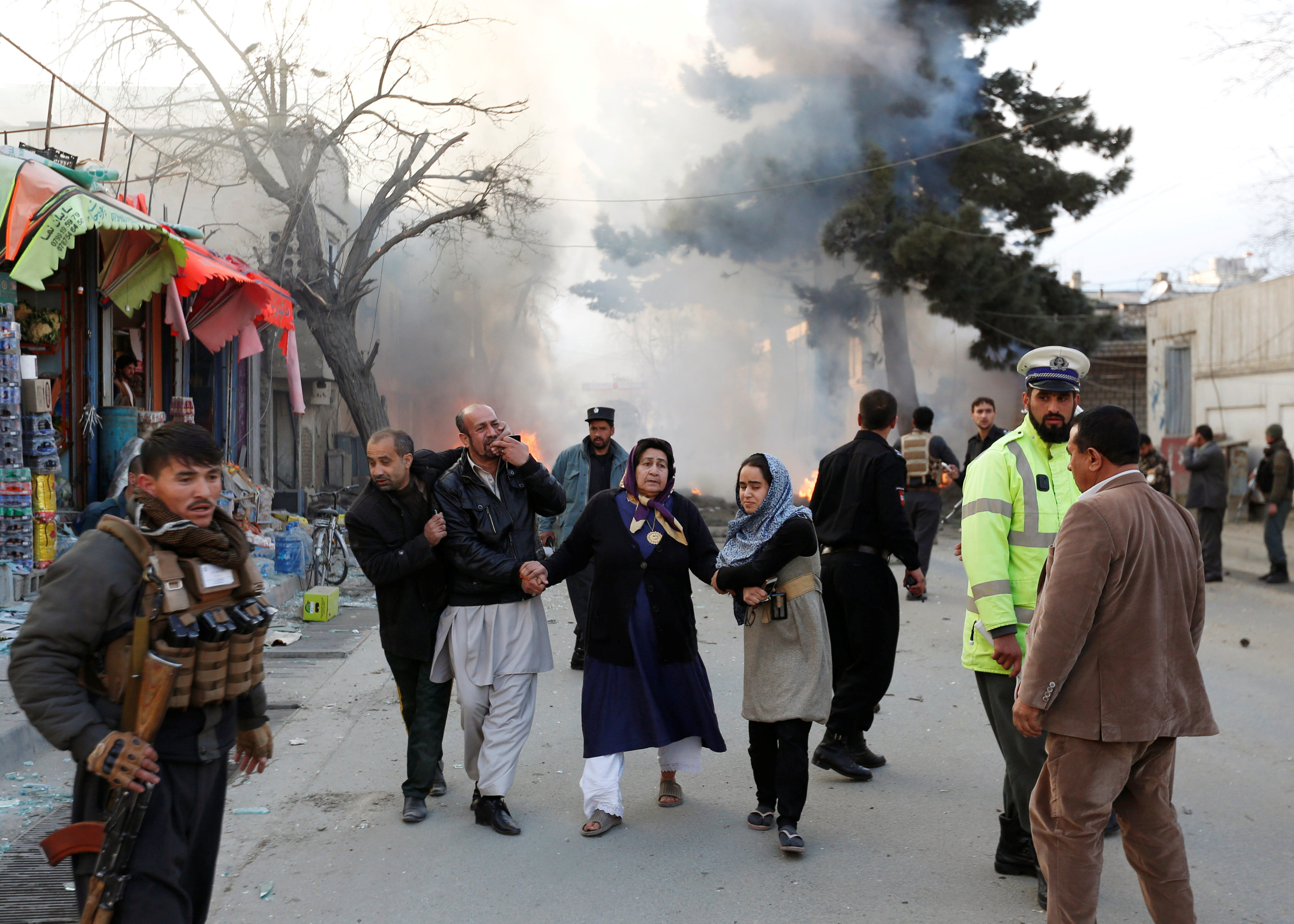 مصابين فى تفجير كابول بأففانستان