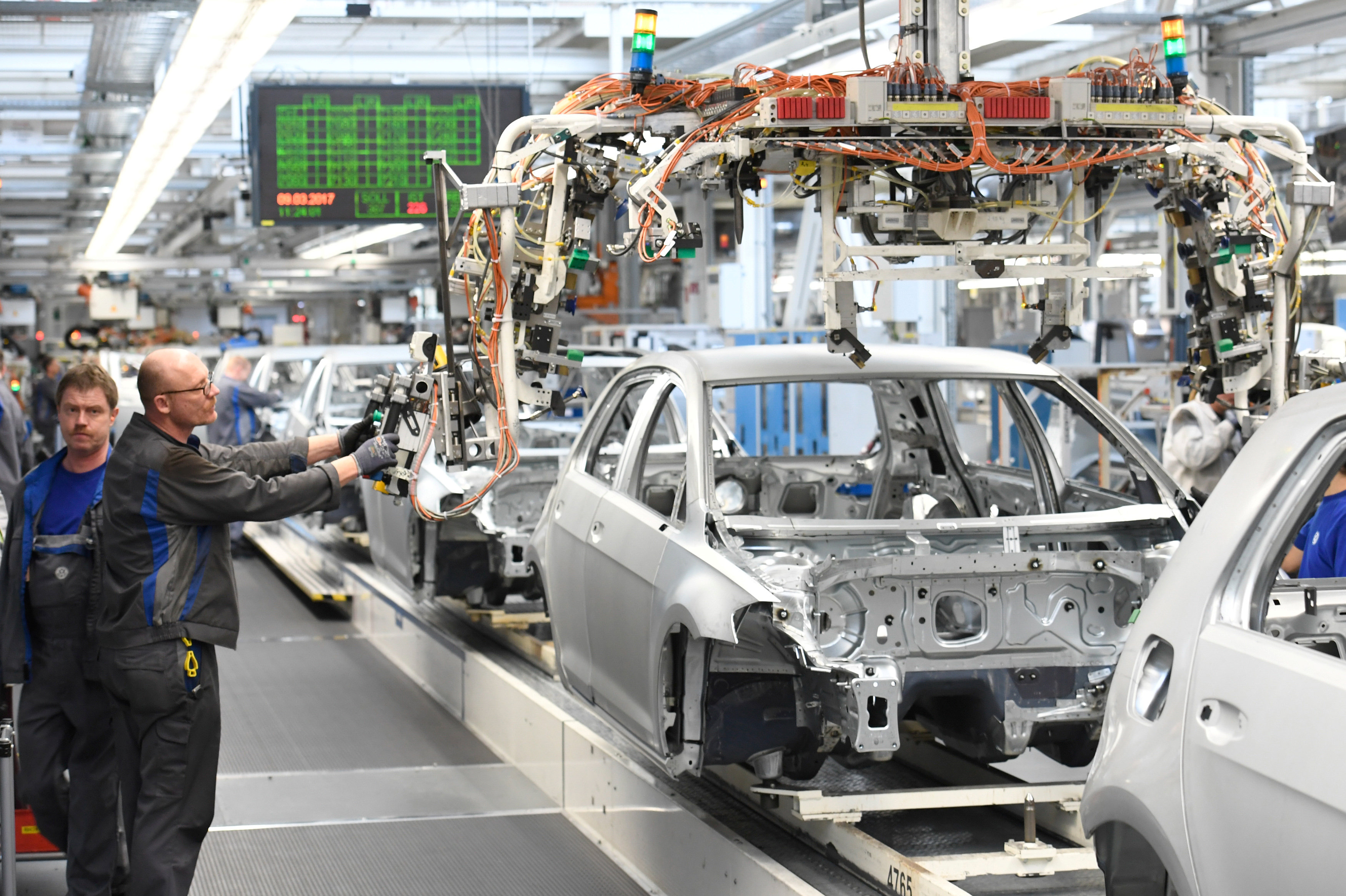 تجميع هيكل سيارة فولكس فاجن داخل المصنع بالمانيا