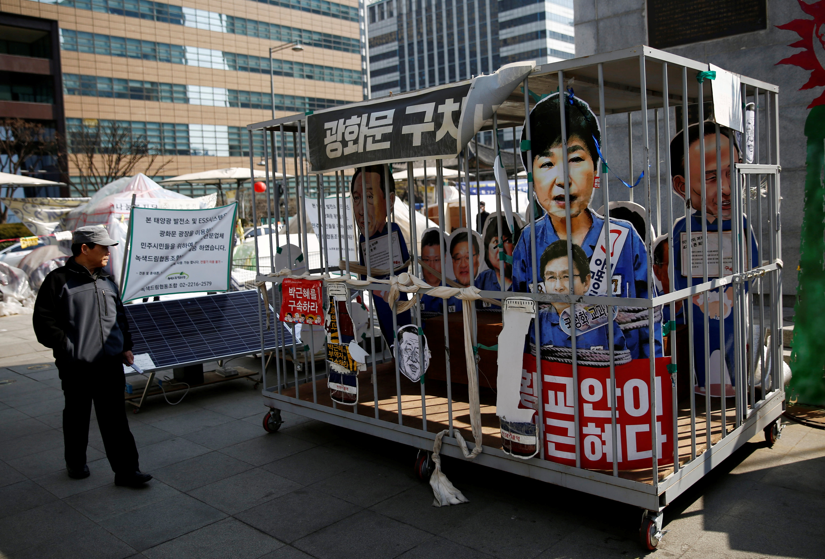 مجسمات لرئيسة كوريا الجنوبية المعزولة داخل سجن وهمى فى مظاهرة ضدها