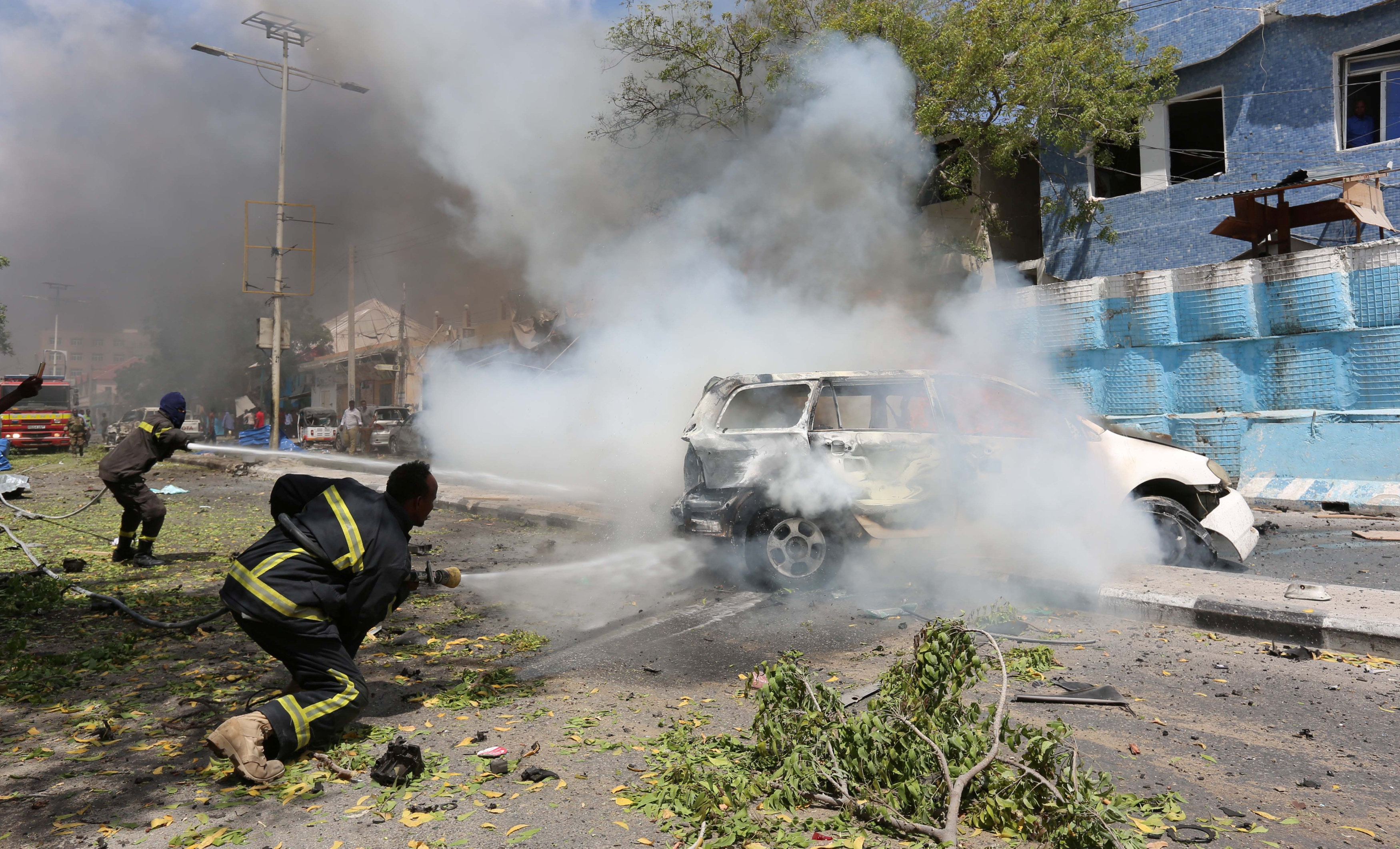 رجال الإطفاء يطفئون النيران فى سيارة مفخخة بمقديشو