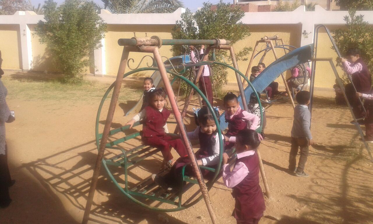 الاطفال فى حديقة المدرسة