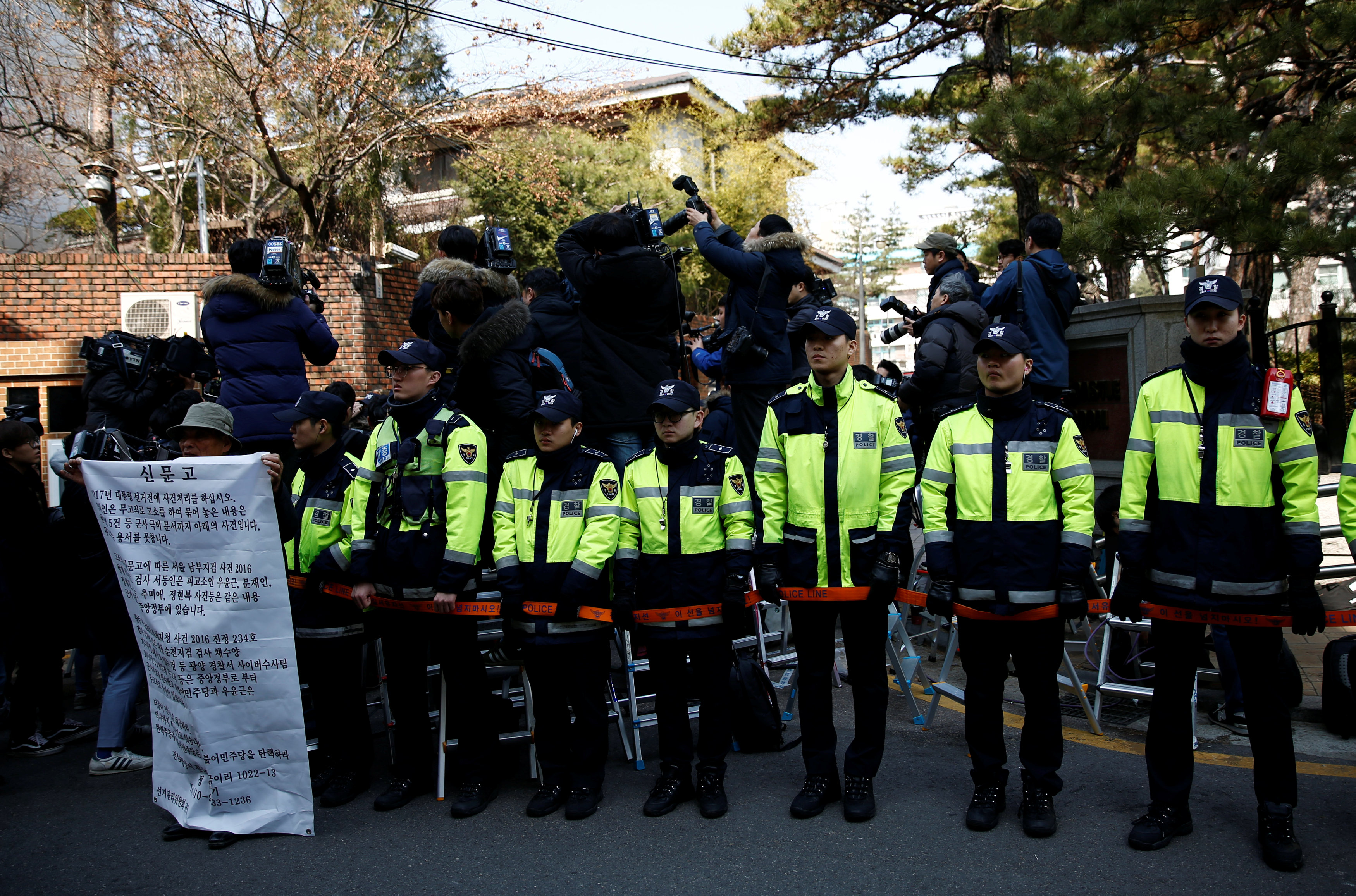 كردون أمنى للشرطة الكورية الجنوبية أمام منزل الرئيسة المعزولة