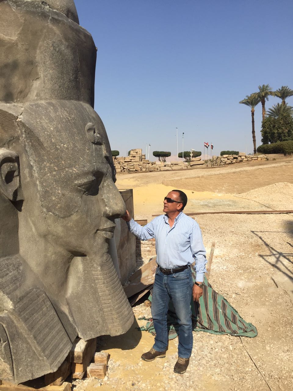 اعادة ترميم تمثال رمسيس الثاني بمعبد الاقصر