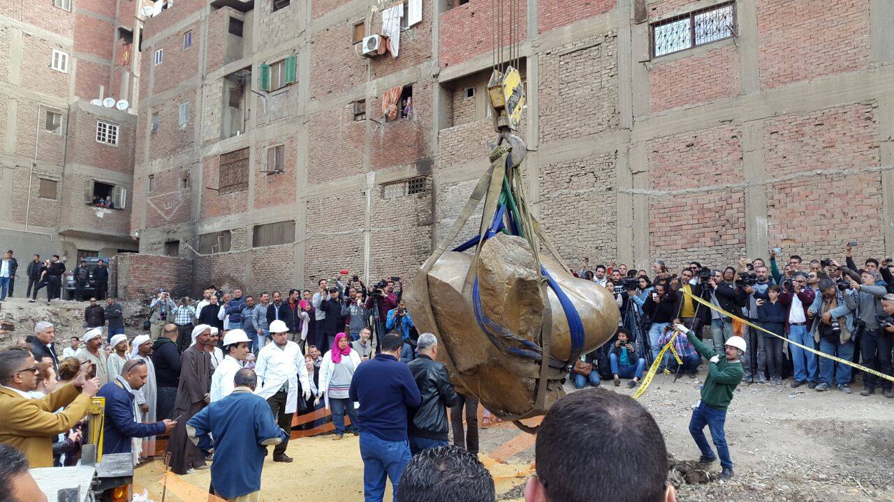 رفع جسم تمثال رمسيس الثانى