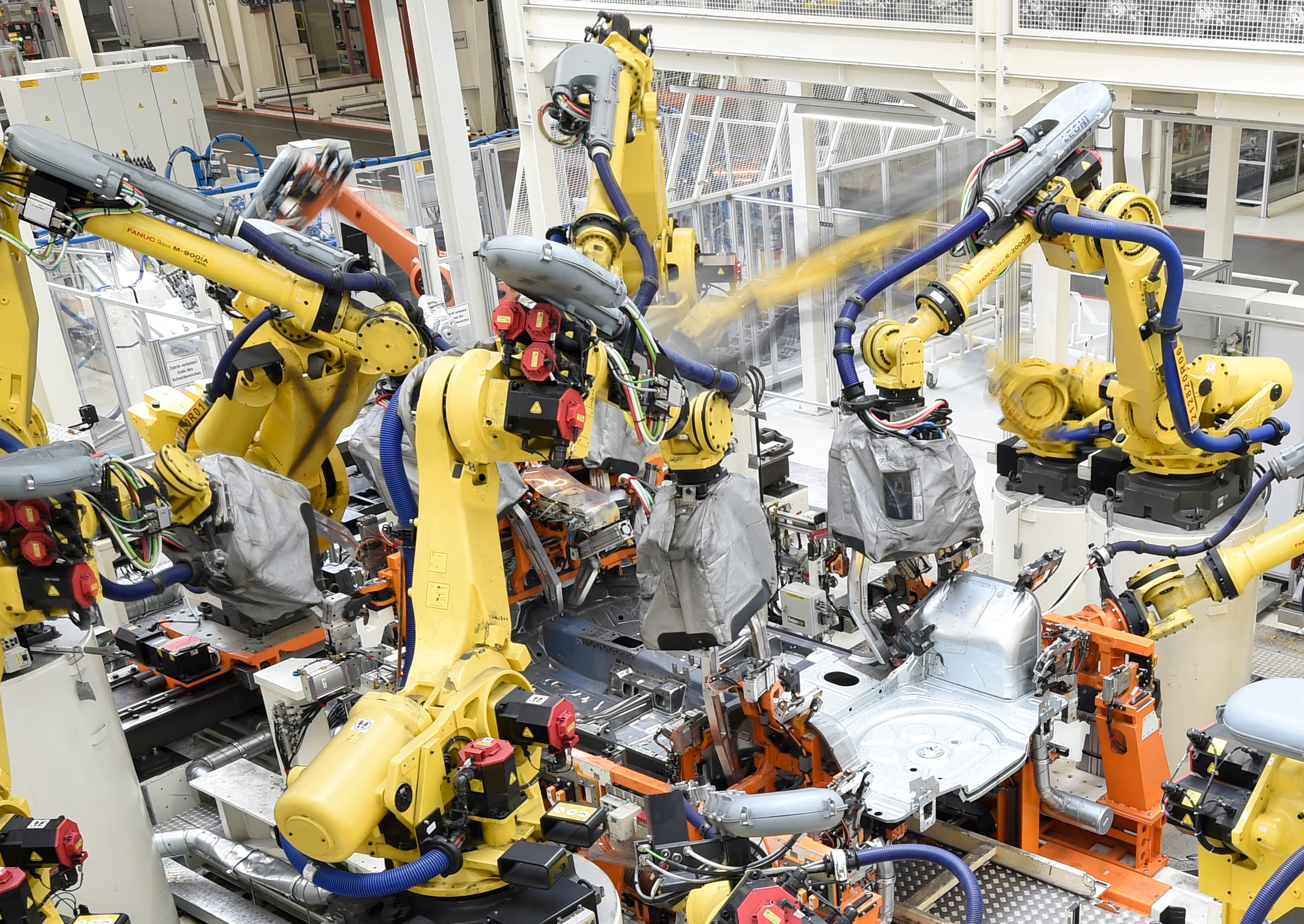 روبوتات تعمل على تجميع هيكل سيارة فولكس فاجن