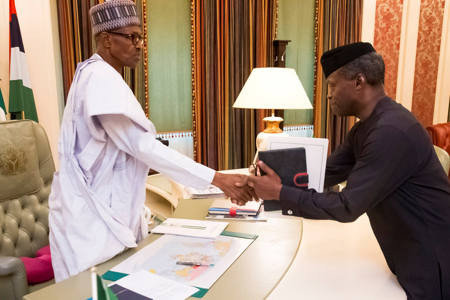 الرئيس النيجيرى يستقبل نائبه بمكتبه فى أبوجا