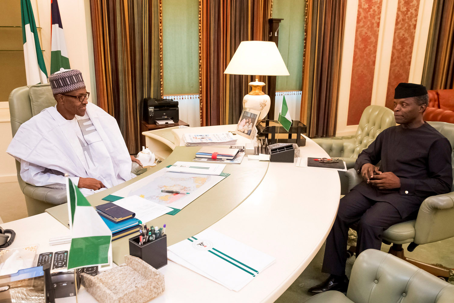الرئيس النيجيرى يجتمع مع نائبه بمكتبه فى أبوجا