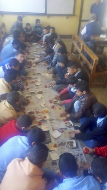 الطلاب ينظمون إفطارا جماعيا