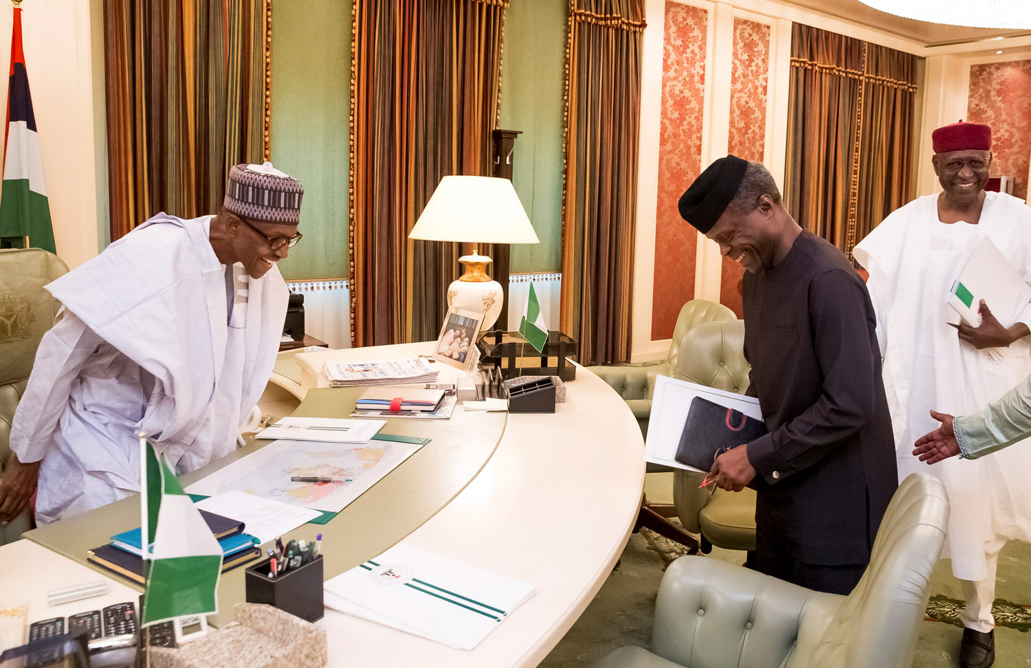 الرئيس النيجيرى ونائبه يبحثان الملفات المعلقة بسبب أجازته المرضية