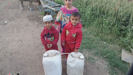  أطفال تحمل جراكن المياه
