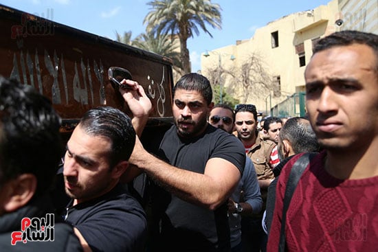 خالد سليم يحمل نعش والده خارج من مسجد السيدة نفيسة 