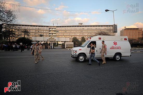 سيارة الإسعاف تنقل مبارك لمستشفى المعادى العسكرى