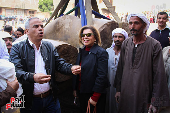 الدكتور عيسى زيدان مدير عام الترميم بالمتحف الكبير يتابع انتشال التمثال