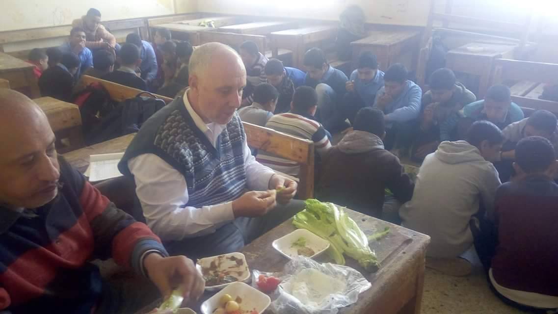 مدير المدرسة يتناول الإفطار بجانب الطلاب