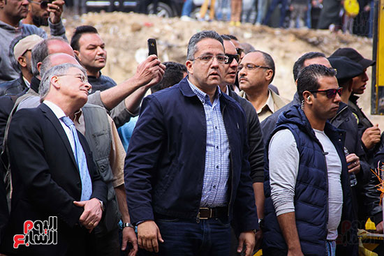 الدكتور خالد العنانى وزير الآثار يتابع الخروج الأمن لتمثال رمسيس