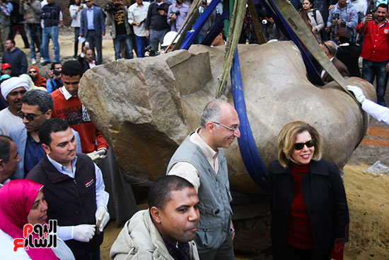 الدكتور طارق توفيق المشرف العام على المتحف الكبير خلال انتشال التمثال