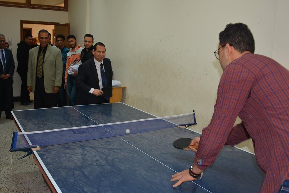 رئيس جامعة بورسعيد يشارك الطلاب لعبة تنس الطاولة