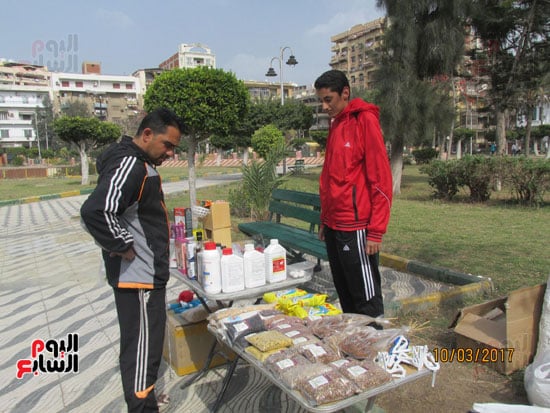  طالب الآداب يعرض الأدوية البيطرية بحديقة فريال بحى الشرق