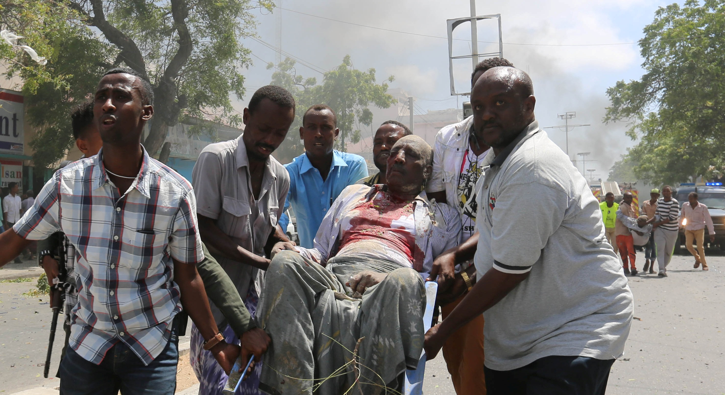 الشرطة الصومالية والمواطنين ينقلون مصابى التفجير