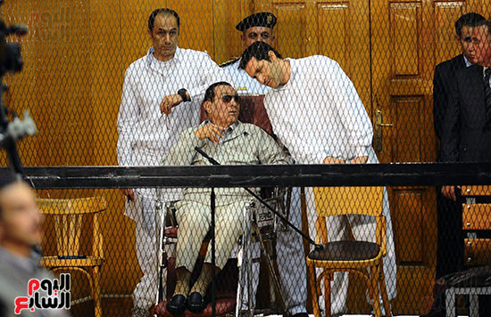مبارك ونجله علاء داخل القفص