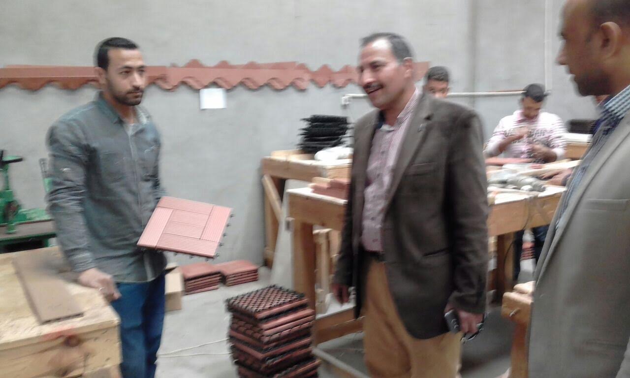 احد العمال يتحدث مع رئيس الجهاز احد العمال يتحدث مع رئيس الجهاز