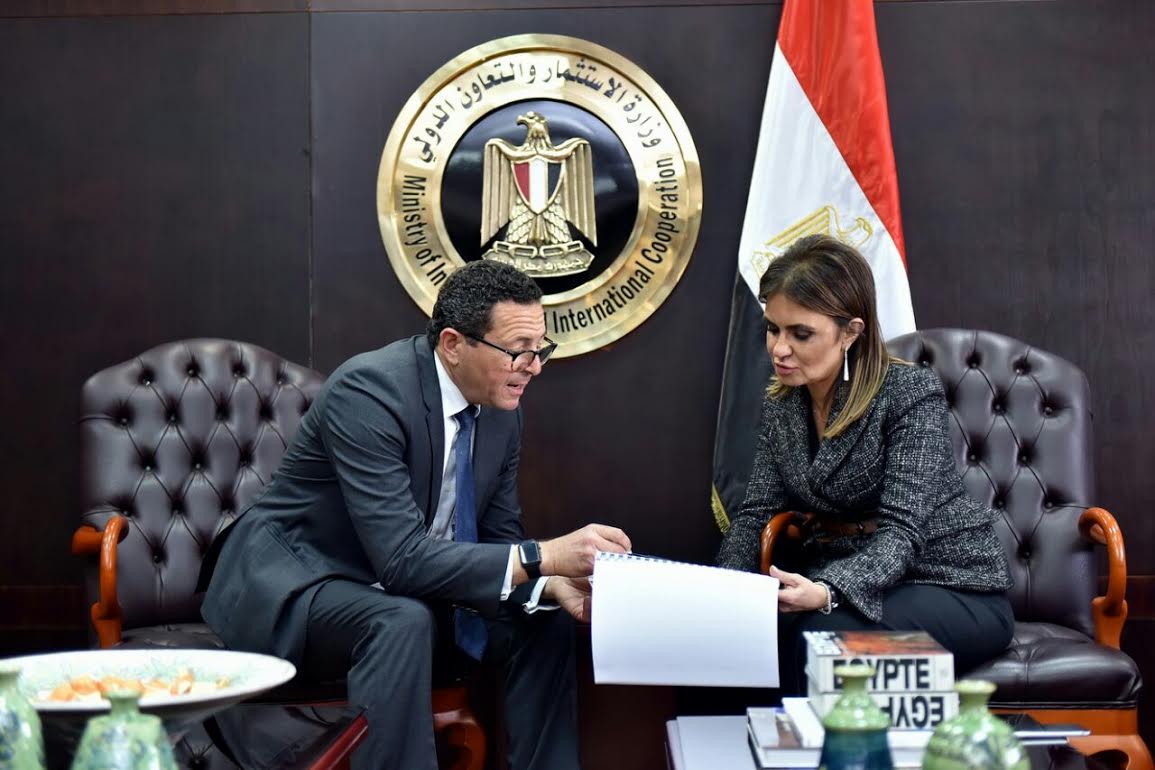 وزيرة الاستثمار مع عبد الله النقراشى