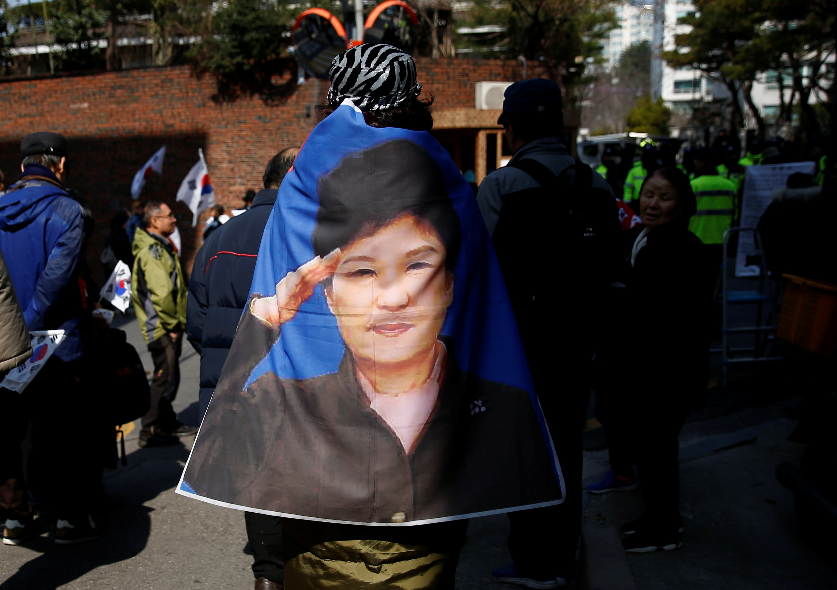 وقفة لمؤيدى رئيسة كوريا الجنوبية المعزولة أمام منزلها بالعاصمة سول