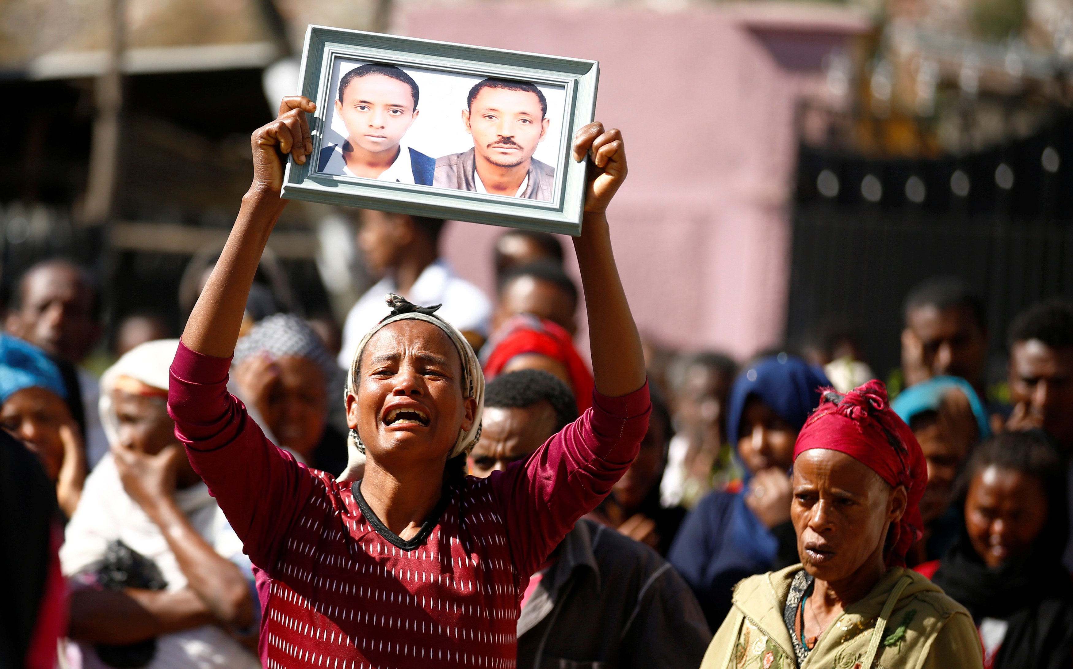 سيدة تصرخ وهى ترفع صورة لضحية انهيار مكب نفايات فى إثيوبيا