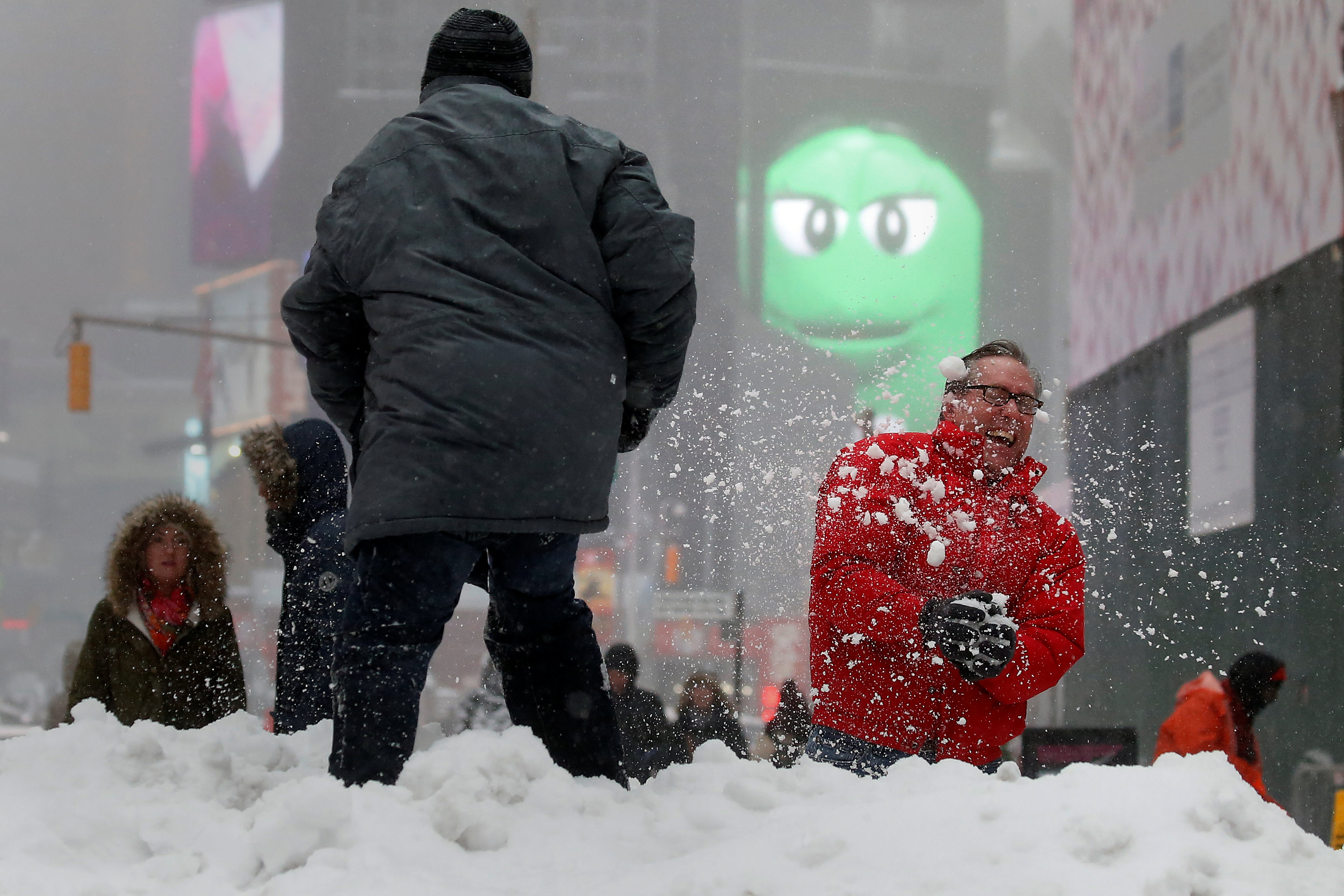 مواطنون يتقاتلون بالثلوج